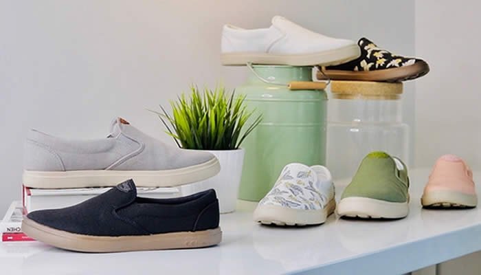 Zapatos hechos de tazas de café usadas Zapatos hechos de tazas de café usadas